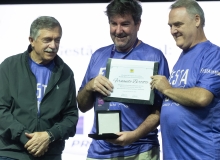 Prefeito Adilo Didomenico e vice-prefeito Edson Nespolo entregam Medalha Monumento Nacional ao Imigrante para presidente da Festa Fernando Bertotto_credito Julio Soares - Objetiva-1773155061.jpg